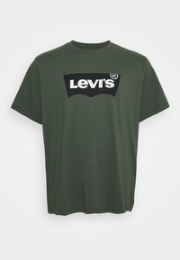 Vihreä puuvillainen t-paita lyhyillä hihoilla, jossa on suuri mustavalkoinen Levi's-logo edessä. Ei näkyviä kuvioita tai somisteita.