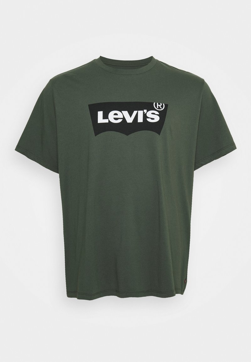 Vihreä puuvillainen t-paita lyhyillä hihoilla, jossa on suuri mustavalkoinen Levi's-logo edessä. Ei näkyviä kuvioita tai somisteita.