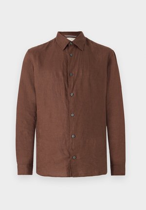Chemise en lin marron à manches longues avec un devant boutonné, col évasé et boutons noirs. Texture lisse avec une apparence légèrement froissée.