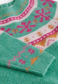 Pull en laine bleu sarcelle tricoté présentant des motifs géométriques rose, blanc et orange, avec un col et des poignets côtelés pour plus de texture.