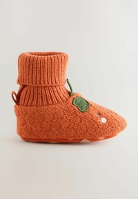 Bottines à cheville en tricot orange avec un col côtelé, détail de feuille verte, corps texturé, bout rond et semelle douce. Convient pour un usage intérieur.