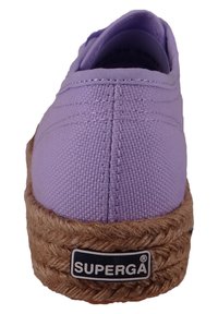 Levandulové plátěné boty s pletenou jutovou podrážkou, s černou štítkovou značkou a texturovaným svrškem. Design zahrnuje zakulacenou špičku a prošívané detaily.