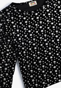 Camicia a maniche lunghe in velluto nero con motivi di stelle d'argento sparsi, colletto tondo e texture morbida, adatta per l'abbigliamento dei bambini.