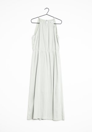 Jasnoszara, bezrękawnikowa sukienka maxi z marszczonym pasem, zawieszona na czarnym wieszaku na białym tle.