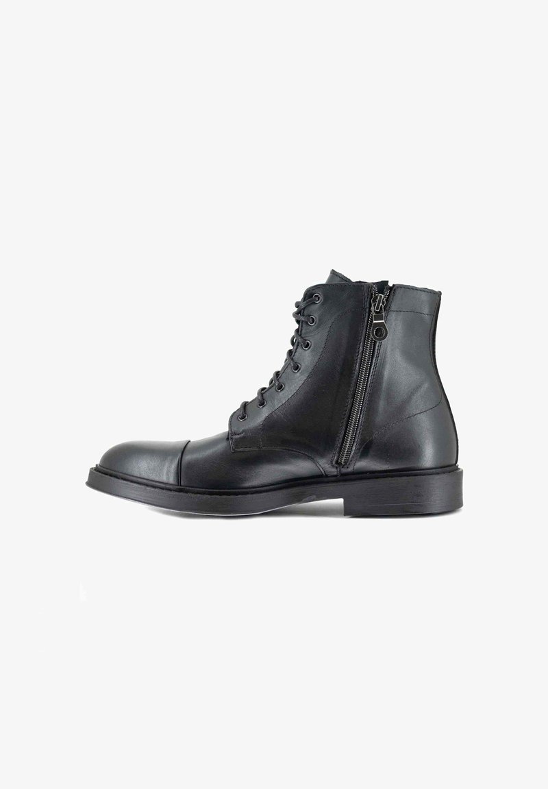 Stivale alla caviglia in pelle nera con punta rotonda, lacci sulla parte anteriore e zip laterale. Suola robusta e texture liscia con accenti minimi.