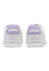 Baskets blanches avec des accents violets, dotées d'une tige en cuir lisse, d'une semelle en caoutchouc texturé et d'un logo sur le languette du talon.