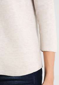 comma Sweter