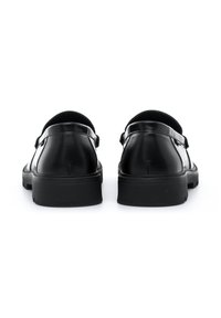 Schwarze Lederschuhe mit glatter Oberfläche, runder Spitze und einer niedrigen, strukturierten Gummisohle. Mit einem Riemen über dem Obermaterial.