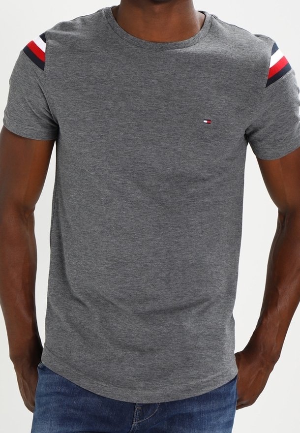 Graues Kurzarm-T-Shirt aus Baumwolle, mit Schulterakzenten in Rot, Weiß und Marineblau. Kleines Logo auf der Brust. Glatte Textur.