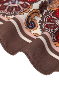 Silkkihuivi, jossa on paisley-kuvio punaisissa, sinisissä ja ruskeissa sävyissä, joka on sileä ja taitteilla reunoilla, näyttäen hienostuneita yksityiskohtia.