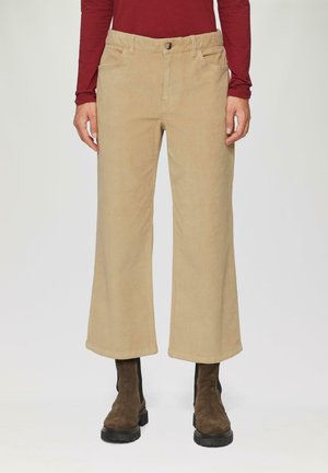 Beige corduroy wijde broek met knoopsluiting, voorzakken en een zachte textuur, aangevuld met bruine enkellaarsjes.