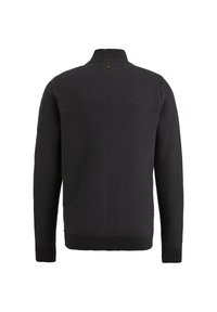 Maglione nero lavorato a maglia con un motivo texturizzato, colletto alto e polsini a coste. Presenta un piccolo logo sul retro vicino al collo.