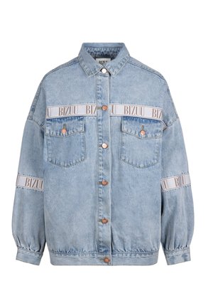 Jasnoniebieska kurtka dżinsowa z przodu na guziki, dwie kieszenie na piersi, elastyczne mankiety oraz białe paski z napisem "BIZUU" na klatce piersiowej i rękawach.