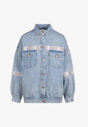 Jasnoniebieska kurtka dżinsowa z przodu na guziki, dwie kieszenie na piersi, elastyczne mankiety oraz białe paski z napisem "BIZUU" na klatce piersiowej i rękawach.