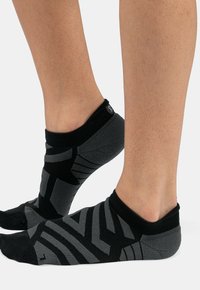 Černé a šedé vzorované ponožky do kotníků s kombinací hladkých a jemně ribbed textur, s nízkým střihem a zesílenou špičkou.