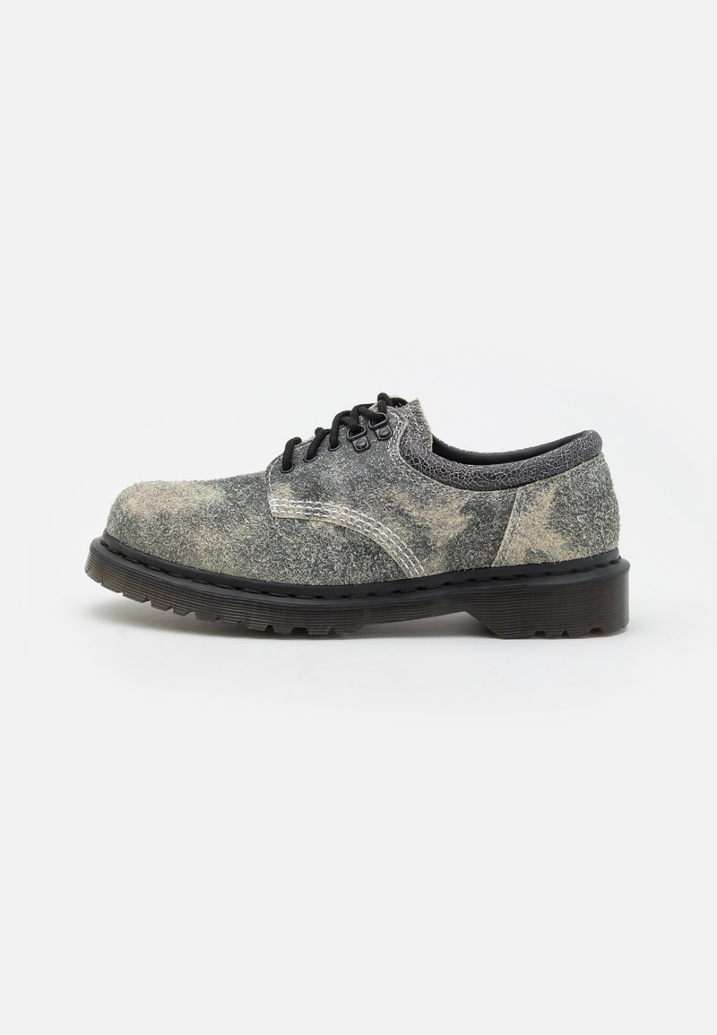 Chaussure à lacets en cuir gris texturé avec semelle noire et coutures blanches, vue de profil gauche sur fond blanc.