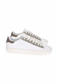 Sneakers bianchi low-top con accenti in suede grigio, lacci bianchi e una suola spessa bianca, mostrati fianco a fianco su uno sfondo bianco.