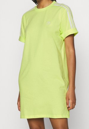 Robe T-shirt en coton vert néon avec manches retroussées, ornée d'accents à trois bandes blanches sur les épaules et d'un petit logo sur la poitrine.