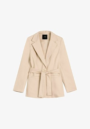 Beżowa, dopasowana marynarka z szerokimi klapami, pojedynczym złotym guzikiem, długimi rękawami, bocznymi kieszeniami oraz dopasowanym paskiem z tego samego materiału zawiązanym w talii.