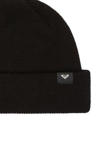 Berretto a maglia nero con risvolto, realizzato in materiale testurizzato. Presenta un piccolo logo in argento su una patch nera. Design semplice e funzionale.
