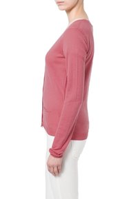 Lyserød cardigan lavet af blødt materiale, med en slank pasform, lange ærmer og rund halsudskæring. Inkluderer to sidelommer.