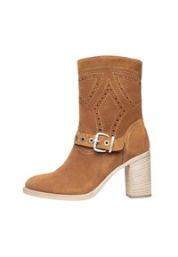 Brauner Wildleder-Ankle-Boot mit perforiertem Design, silberner Schnallen-Detail und einem gestapelten Holzabsatz. Verfügt über eine glatte Kappe und eine robuste Sohle.