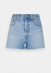 Ljust blå högmidjade denimshorts med fransade kanter, framknäppning, bälteshällor och fickor, uppvisade på en vit bakgrund.