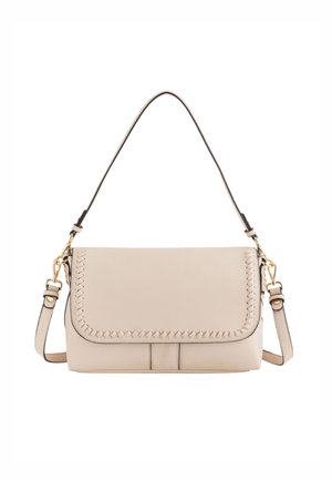 Beige Leder Schultertasche mit geflochtenen Details an der Klappe, verstellbarem Riemen und goldenen Hardware-Akzenten. Glatte Textur.