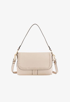 Beige Leder Schultertasche mit geflochtenen Details an der Klappe, verstellbarem Riemen und goldenen Hardware-Akzenten. Glatte Textur.