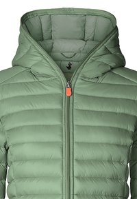 Lichtgroene pufferjack met capuchon. Voorzien van een ritsluiting en een oranje ritslip. Gequilte ontwerp biedt textuur en warmte.