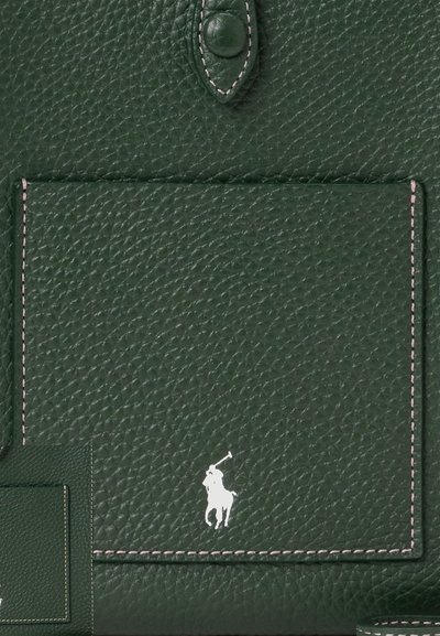 Tamsiai žalias odinis piniginė su tekstūruotu paviršiumi, su rožine siūle ir balta polo logotipo reljefu ant priekinės kišenės.