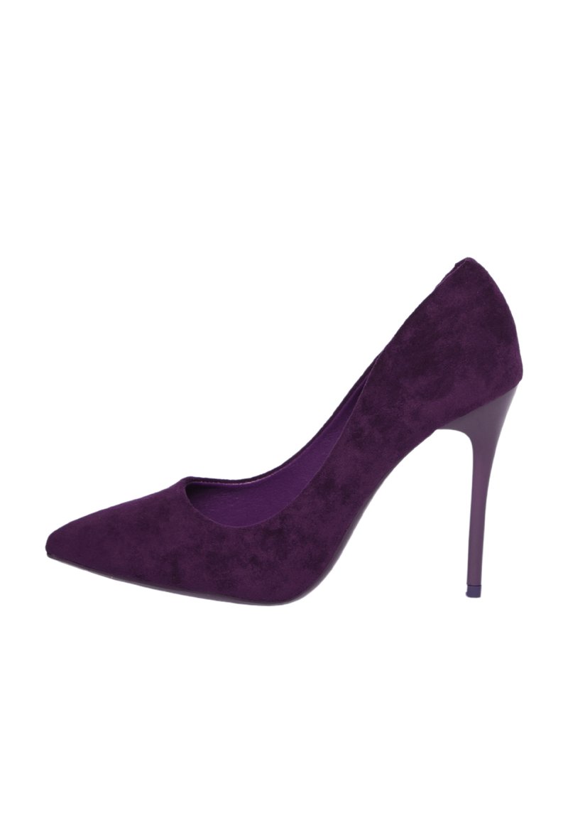 Scarpa con tacco alto a punta in suede viola, con tacco stiletto sottile, vista laterale su sfondo bianco.