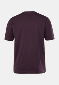 Camiseta de manga corta y cuello redondo en algodón de color púrpura profundo. Textura suave con un diseño simple y uniforme, sin patrones ni acentos visibles.