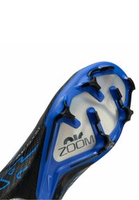 Sort atletiksål med en blå plastikplade, der har seks sorte knopper. "Air Zoom" trykt på det grå område af pladen.