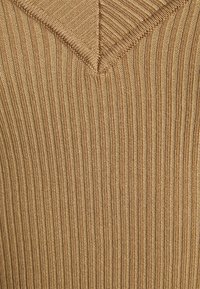 Brauner gerippter Strickstoff mit einem V-Ausschnitt-Design, das vertikale Linien aufweist und eine sanfte Textur hat. Keine sichtbaren Muster oder Hardware-Details.
