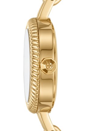Côté d’un boîtier de montre en or avec une lunette texturée et une couronne octogonale ornée d’un emblème en forme de croix sur fond blanc.