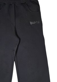 Pantaloni della tuta neri con una texture liscia, cintura elastica, tasche laterali e un piccolo logo sulla coscia.