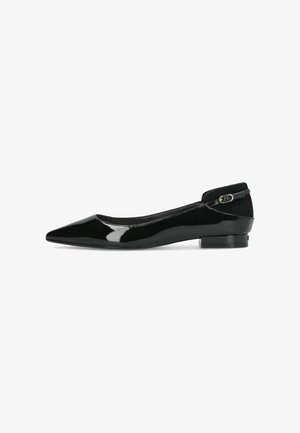 Ballerines en cuir verni noir avec un nez pointu, un design minimaliste, un petit talon carré et une sangle décorative avec un matériel en acier inoxydable.