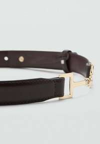 Brauner Leder-Gürtel mit glatter Textur, ausgestattet mit einer minimalistischen Schnalle aus goldfarbenem Metall und einem verstellbaren Riemen mit mehreren Löchern.