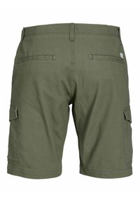 Shorts cargo vert olive avec une texture lisse, comportant deux poches arrière et deux poches latérales pour le rangement. Tissu résistant.