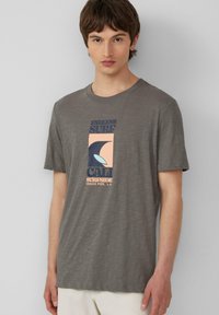 Graues T-Shirt mit kurzen Ärmeln aus weichem Stoff, das ein farbenfrohes Grafikdesign mit dem Text "Endless Surf" und Wellenmotiven zeigt.