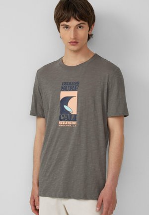 Grijze korte mouwen t-shirt van een zachte stof, met een kleurvol grafisch ontwerp met de tekst "Endless Surf" en golfmotieven.