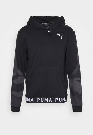 Sort Puma hættetrøje med kængurulomme, mønstrede ærmer, hvidt Puma-logo på brystet og mærket kantbånd.