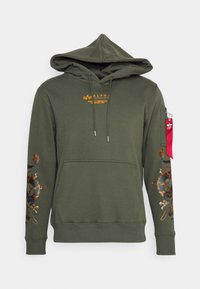 Sudadera verde olivo con un bolsillo frontal, capucha con cordón y diseños impresos en las mangas. Presenta una etiqueta de acento rojo y un logo en el pecho.