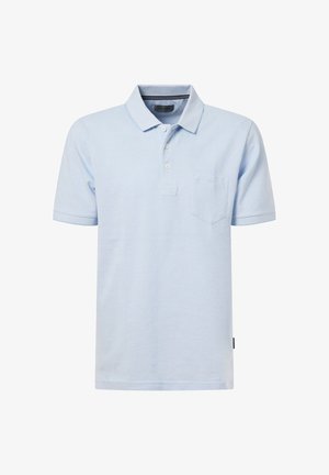 Polo bleu clair en coton, avec un col, patte de boutonnage à trois boutons et une poche poitrine gauche. Manches courtes avec un ourlet droit.