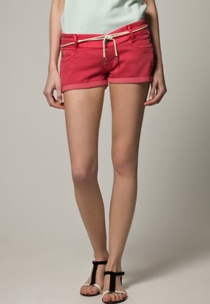 Shorts en denim rouge avec ourlets roulés et taille à cordon. Équipés de passants de ceinture et de poches avant ; texture lisse avec une coupe décontractée.