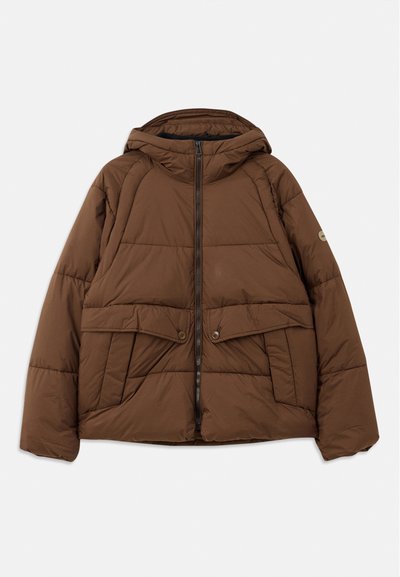 Giacca imbottita marrone con cappuccio, presenta chiusura a zip, due tasche frontali con pattina e una forma squadrata. Realizzata in materiale trapuntato.