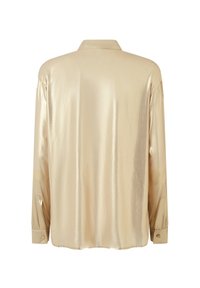 Košulja dugih rukava od metalik zlatnog materijala, s ovratnikom, dugmadima na manžetama i glatkom, sjajnom teksturom uz ležeran kroj.