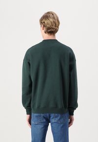 Abercrombie & Fitch Essential Crew Sweatshirt - Sweatshirt - darkest spruce