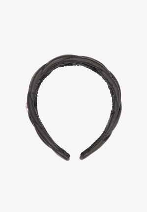 Melnas ādas galvas lentīte ar pītu dizainu, gludu tekstūru un iekšējo oderi. Satur diskrētu metāla akcentu sānos.